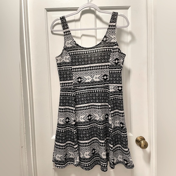 H&M Dresses & Skirts - H&M Size 12 Black and White Pattern Dress